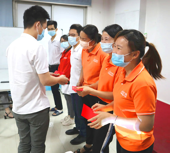 現(xiàn)場(chǎng)頒發(fā)優(yōu)秀合理化建議現(xiàn)金獎(jiǎng)