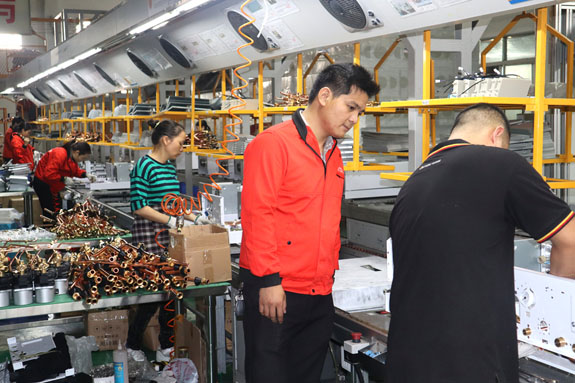 菲思盾壁掛爐生產(chǎn)部長(zhǎng)時(shí)刻監(jiān)管品質(zhì)